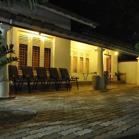 Dions Guest House Негомбо Экстерьер фото