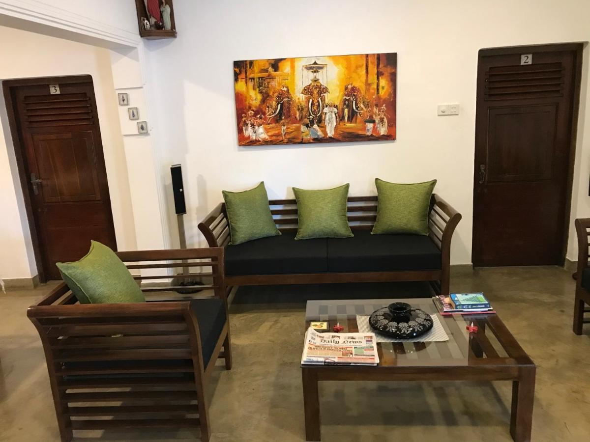 Dions Guest House Негомбо Экстерьер фото